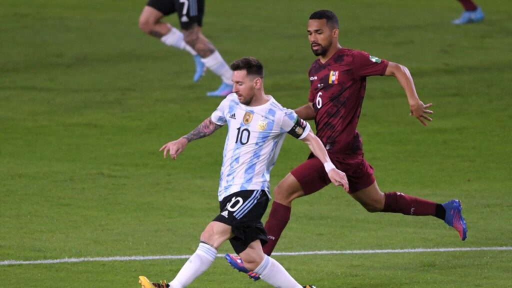 La Selección argentina visita a Venezuela por Eliminatorias: horario, TV y formaciones
