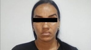 La apresan por apuñalar a su ex y a la actual pareja de él