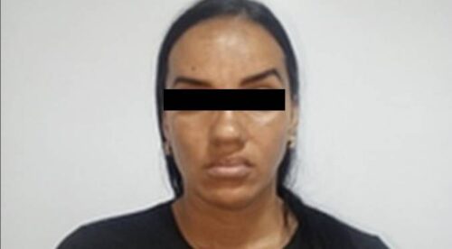 La apresan por apuñalar a su ex y a la actual pareja de él