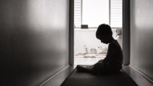 La historia de dos niños que manifiestan ser presuntamente abusados por su abuelo y el ICBF los habría regresado a casa