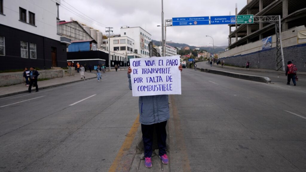 Policía boliviana intenta despejar rutas tras 12 días de cortes por seguidores de Evo Morales