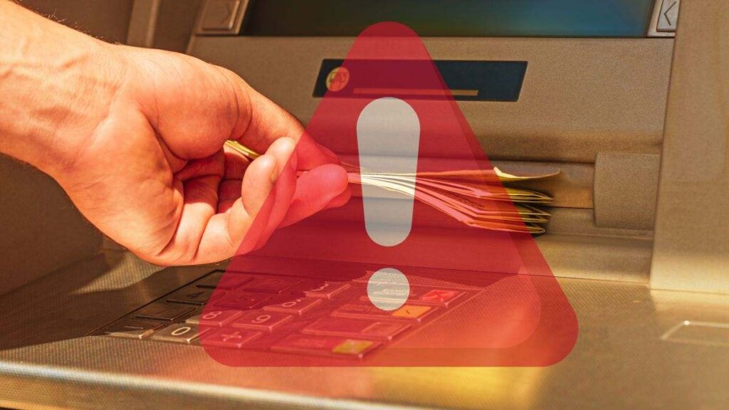 La sofisticada estafa que vacía las cuentas bancarias de los cajeros automáticos a través de los móviles