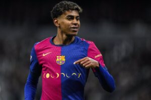 Lamine Yamal se alza con el Trofeo Kopa