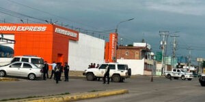 Lanza un artefacto explosivo a una farmacia