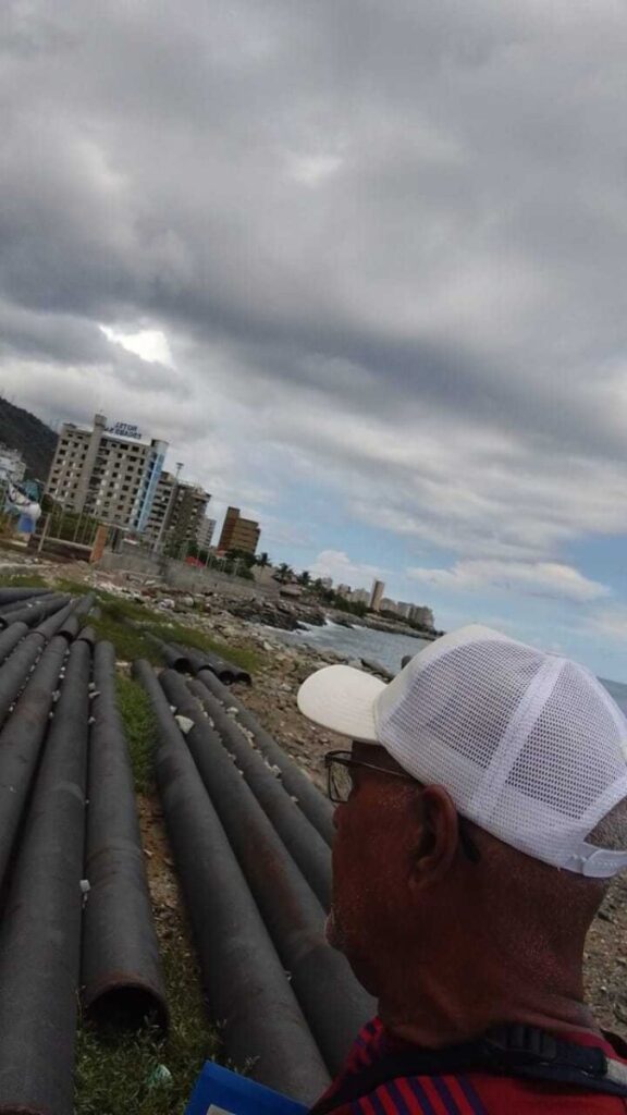 Las aguas servidas están en las calles porque no se hace el bombeo mar adentro