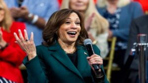Latinos apoyan a Harris en estados péndulo y prefieren su plan económico, según sondeo