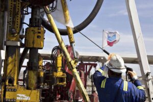 Licencia automática que autoriza operaciones a Chevron se renueva por otro mes