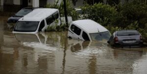 Lluvias dejan tres desaparecidos y un tren descarrilado en España