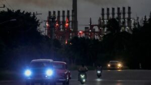 Los cubanos recuperan cierta normalidad tras apagón masivo, pero la crisis persiste
