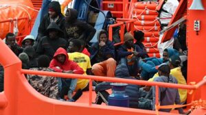 Los migrantes en centros de retención en Albania son trasladados a Italia