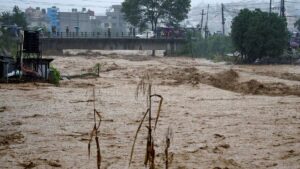 Los muertos en Nepal treparon a 225 y hay críticas por los insuficientes esfuerzos de socorro