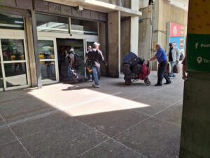 Maleteros del aeropuerto luchan para sobrevivir