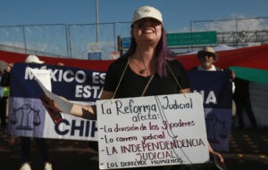 Manifestantes bloquean importante paso fronterizo entre EEUU y México por reforma judicial - AlbertoNews