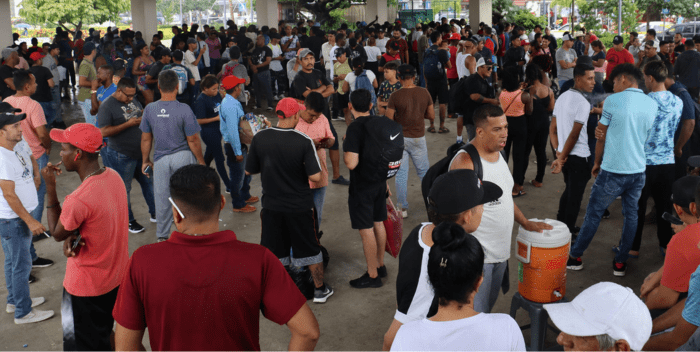 MEX1074. TAPACHULA (MÉXICO), 04/10/2024.- Migrantes permanecen en las principales plazas públicas este viernes, en el municipio de Tapachula en Chiapas (México). Los primeros días de la presidencia de Claudia Sheinbaum han quedado empañados por los militares mexicanos que mataron a seis migrantes de Egipto, El Salvador y Perú en la frontera sur de México, lo que refleja las polémicas políticas de militarización y migración del país. EFE/Juan Manuel Blanco