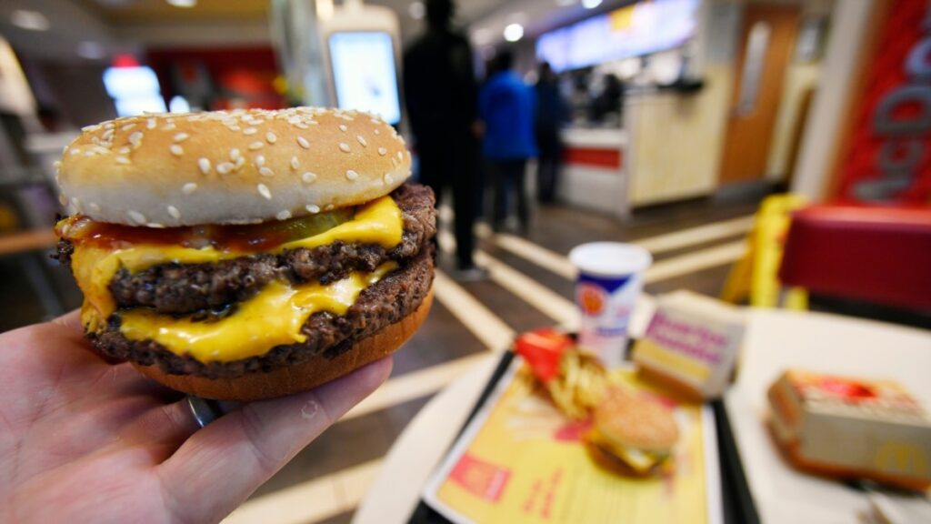 McDonald's trata de calmar a sus clientes tras letal brote de E. coli en EEUU