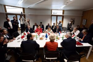 Meloni y líderes afines insisten en endurecer el control migratorio con "soluciones innovadoras"