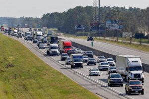 Miles de personas evacúan Florida ante la llegada del poderoso huracán Milton: "Si decides quedarte en una zona de evacuación vas a morir"
