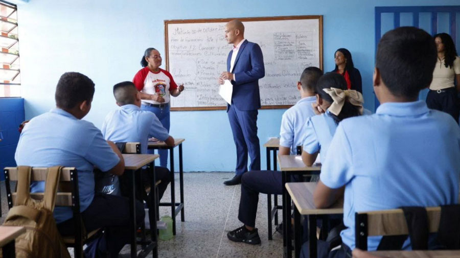 MinEducación ordena a escuelas mantener inscripciones todo el año para recibir a niños que regresan del exterior