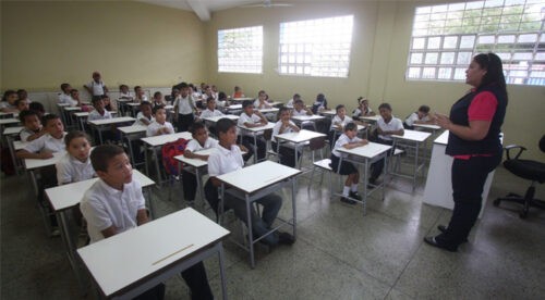 Ministerio de Educación ordena inscribir a niños que regresen al país