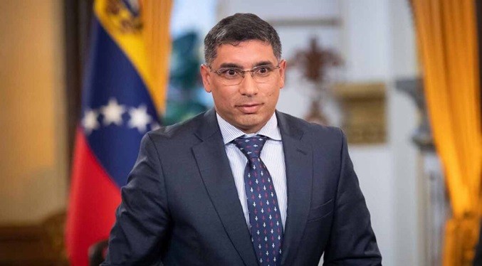 Ministro Tellechea deja su cargo por problemas de salud