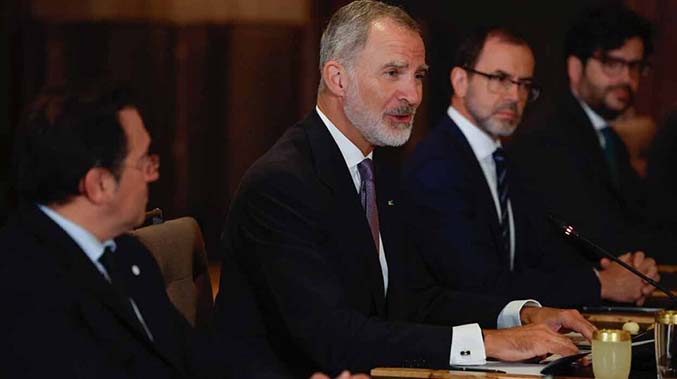 Ministro español exige a Venezuela que respete a la monarquía