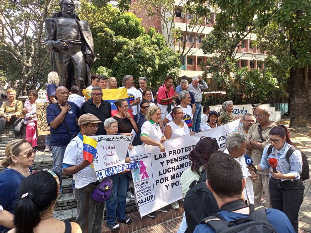 “Moriré de pie exigiendo una pensión digna”: Adultos mayores seguirán en las calles hasta que sean escuchados