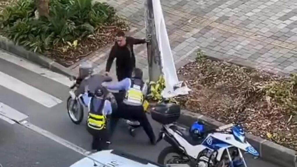Motociclista y agentes de tránsito se fueron a los golpes en Envigado: Secretaría reaccionó a las agresiones