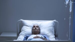 Mujer sufre de 'la enfermedad de los vampiros', no puede comer ajo y vomita más de 30 veces al día