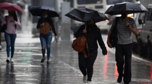 Onda tropical N° 44 provoca lluvias en varias zonas del país