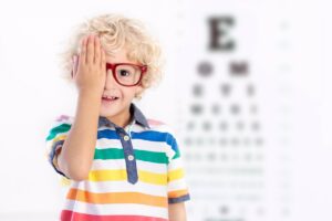 Ópticos-Optometristas recomiendan que los niños pasen entre 80 y 120 minutos al día al aire libre para prevenir miopía