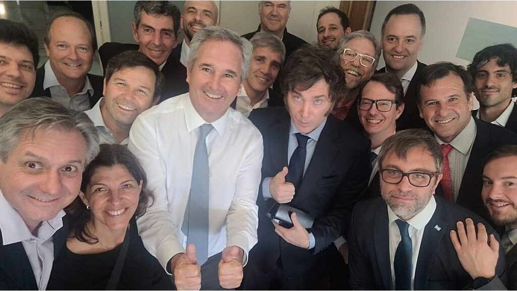 Optimista por la marcha de la economía, Javier Milei visitó de sorpresa a Luis Caputo y su equipo