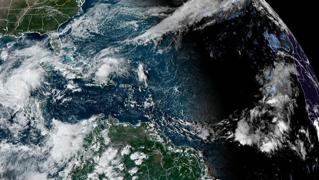 "Óscar" toca tierra en Cuba como huracán categoría 1
