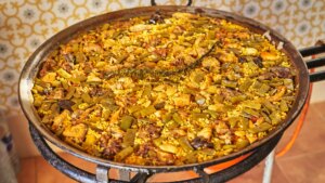 Paella de Castellón, la hermana pequeña poco conocida de la paella valenciana que es una delicia