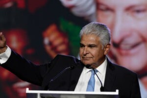 Panamá permitirá a venezolanos usar durante seis meses el pasaporte vencido para diversos trámites en el país