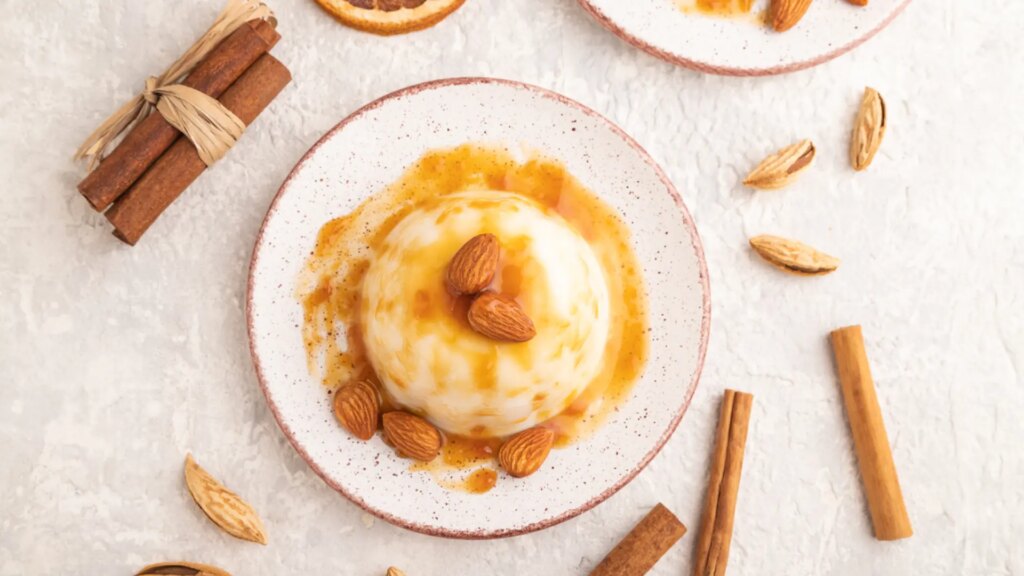 Panna cotta de almendra con caquis confitados, una receta deliciosa para conquistar a tus invitados