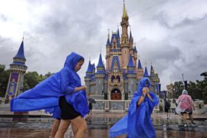 Parques temáticos de Disney en Florida cierran ante la inminente llegada del huracán Milton