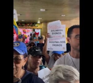 "Pa´un hueso solo me alcanza el sueldo": trabajadores del sector salud y educación protestan en la plaza Caracas (Fotos y videos) - AlbertoNews