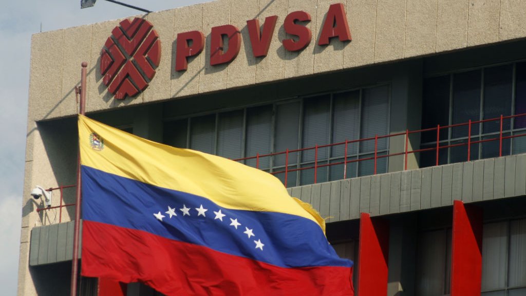 Pdvsa confirma incendio en tanque de crudo en Cabimas