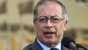 Petro hace esfuerzos con México para buscar salida a Venezuela
