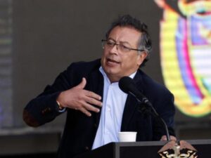 Petro propone una nueva mesa para cerrar el proceso de paz con los paramilitares | Gobierno | Economía