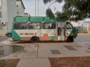 Piden remover autobús del urbanismo Hugo Chávez