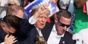 Pillan a Trump bromeando sobre la viuda del bombero muerto el día de su atentado