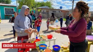 Pobreza en Argentina: “Para muchas familias, esta es la única comida del día”, el fuerte impacto en los niños del mayor salto de la pobreza en ese país en 20 años