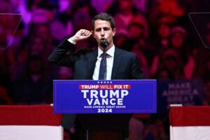 Polémica luego de que comediante llamara “isla basura” a Puerto Rico en un mitin de Trump