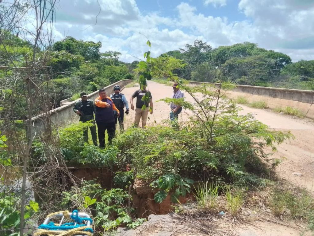 Puente sobre el río Yuruari está a punto de desplomarse | Diario El Luchador