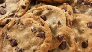 Qué son y cómo hacer 'crumbl cookies', las galletas estadounidenses más virales