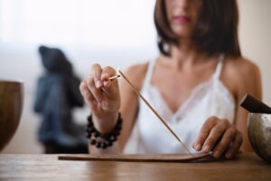 Quemar incienso, ¿más peligroso para la salud que vivir con un fumador?