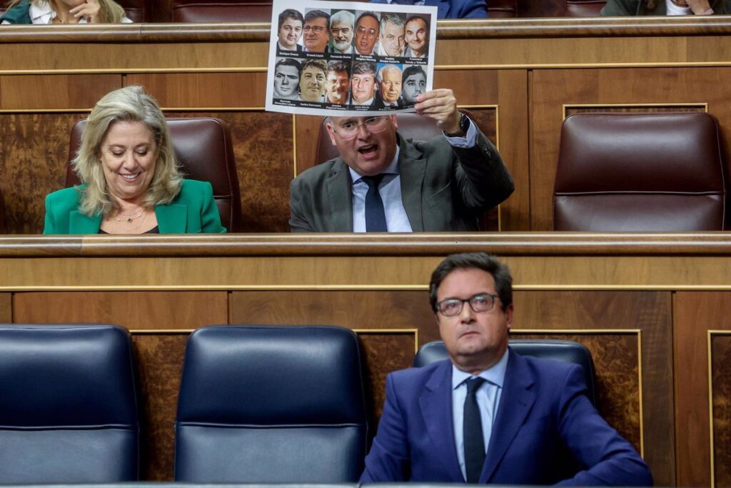 "Quitad vuestras sucias manos de nuestra familia"