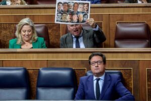 "Quitad vuestras sucias manos de nuestra familia"