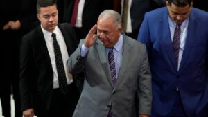 Reaparece el presidente del CNE. Oposición busca apoyos en Portugal.